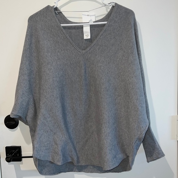 Ady P Sweaters - NWT Ady P Gray V-Neck Dolman Sleeve Sweater XS